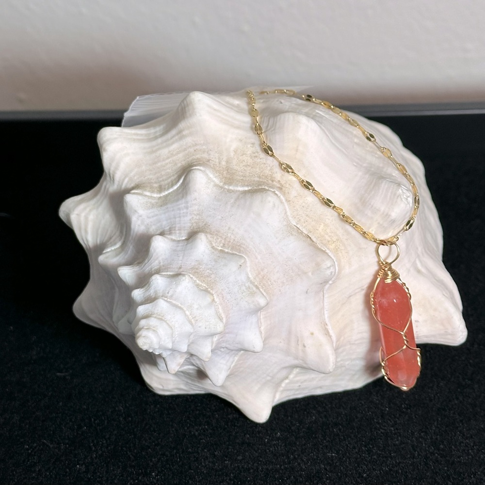 NWT Gold Wrapped Coral Crystal Pendant Chain 18”+ 2” Ext Healing Quartz Gifts 🎁